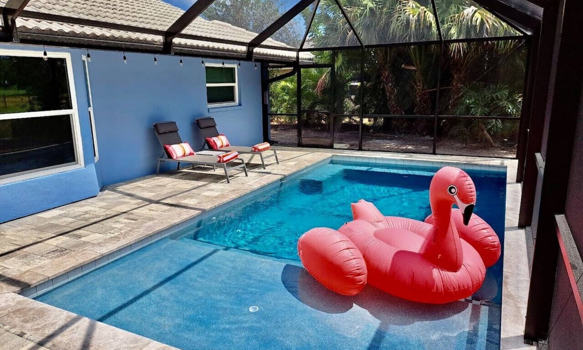Gulf Gate Woods House | Luxury Retreat-Heated Pool-Hot Tub-Fire Pit-Minutes to Siesta Key Beach