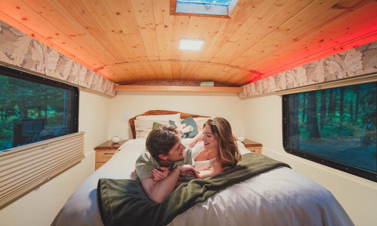 Sunny Valley House | Madrone Hideout-Artist Bus Retreat at Azalea Grove Getaway