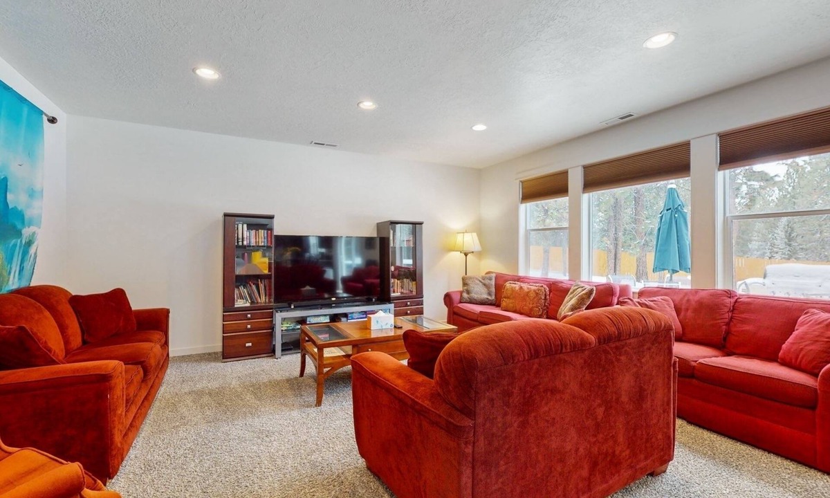 Deschutes River Woods House | Magnificent Creater Road Retreat with 6 bedrooms and 3 bathroom on 1.2 acres.