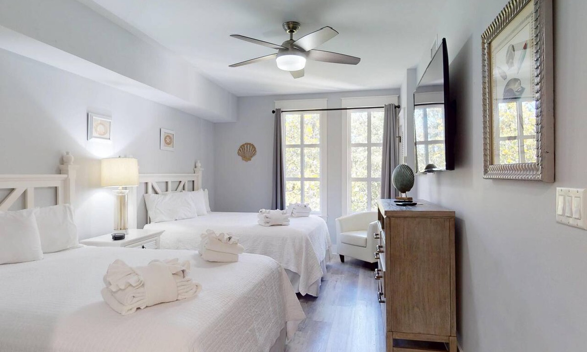 Baytowne Wharf Condo | Market Street Inn 434 - Studio with 2 queen beds, close to Baytowne Wharf!