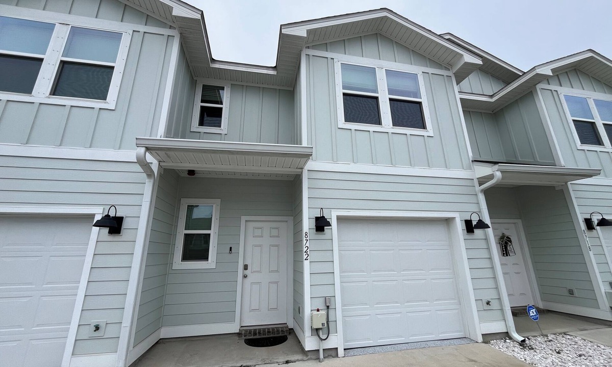 Florida Panhandle House | Meadow Flower Townhome-Downtown, Beaches, & UWF
