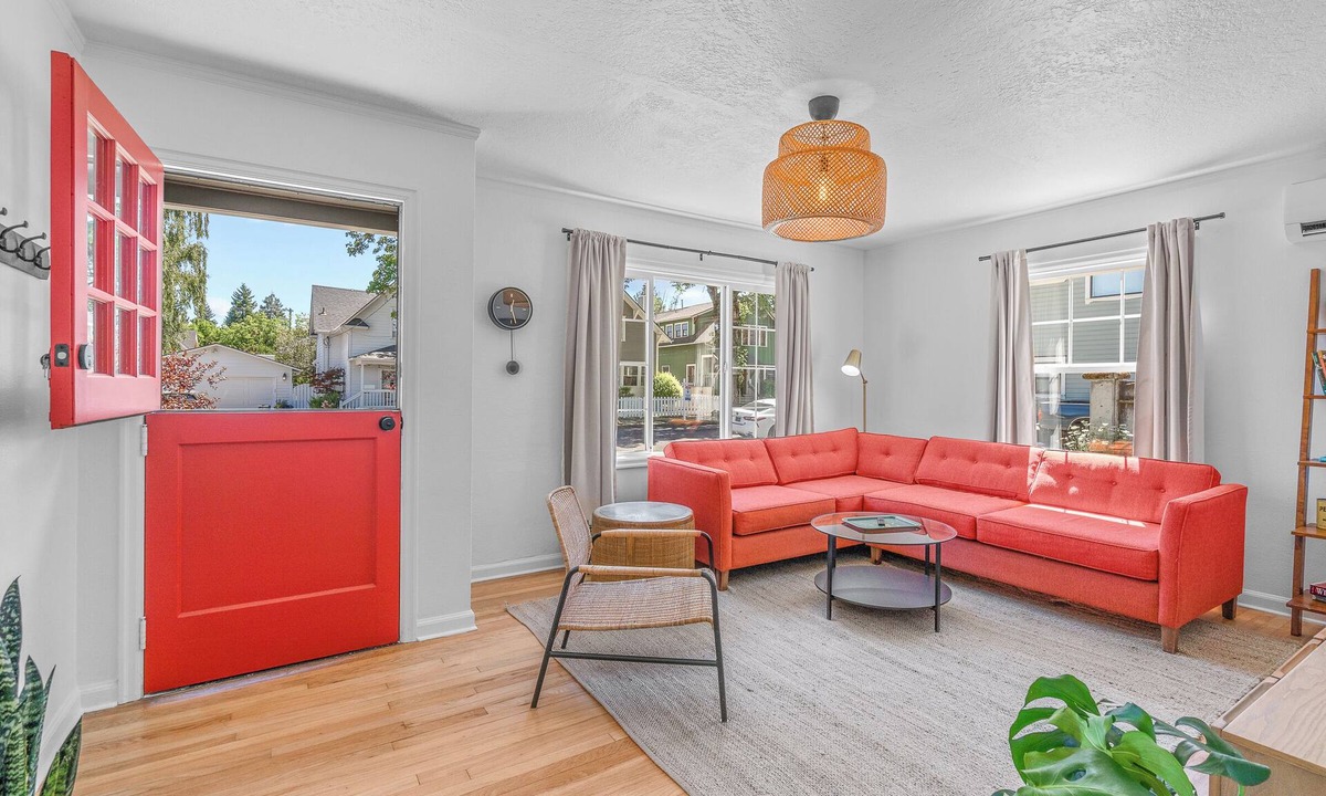 Newberg Cottage | Minutes from oregon wine country and walking distance from George Fox University