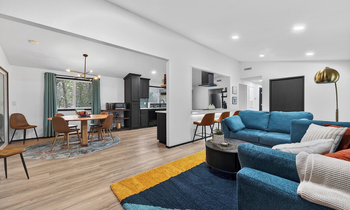 Bella Vista House | Modern Bella Vista Retreat- Game Room, Fire Pit, Pet Friendly - Sleeps 10