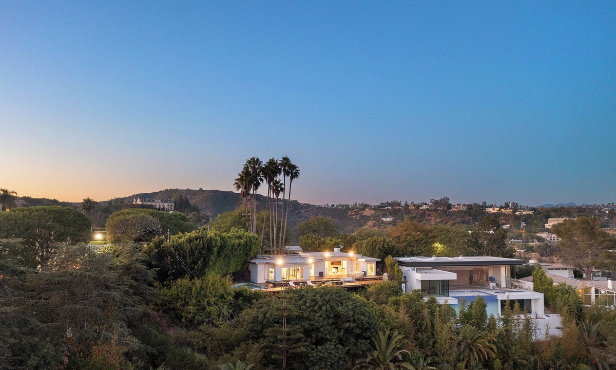 Beverly Glen House | Modern Beverly Hills Estate 180° Jetliner Views