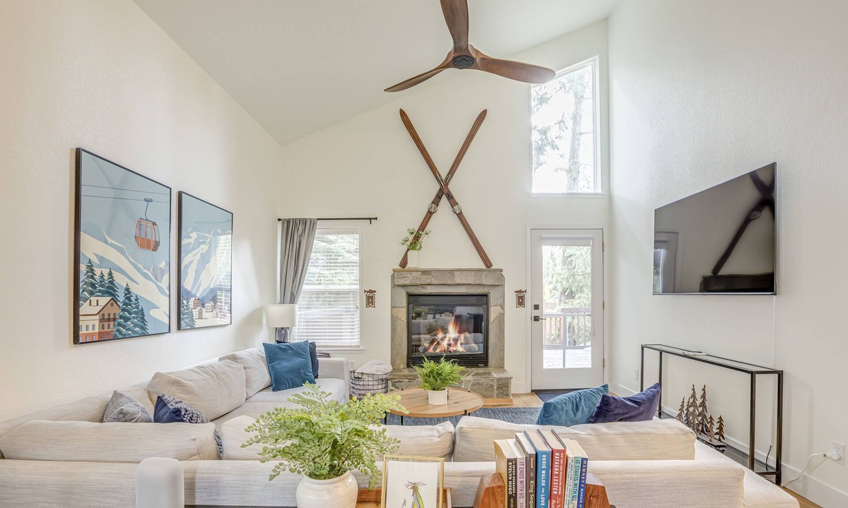 Shaver Lake House | Modern Family Cabin with Gas Fireplace, WIFI + EV CHARGER