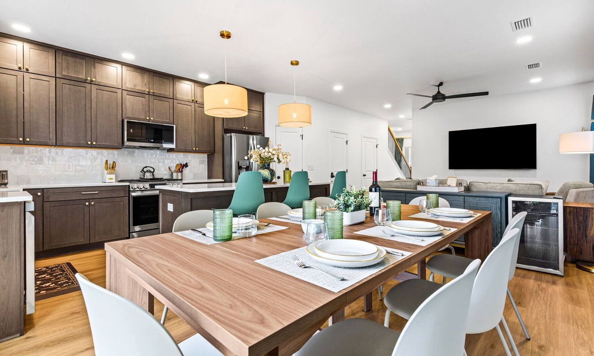 East Pensacola Heights Condo | Modern Townhouse Near Dwntwn, 8 min to PNS-Beach