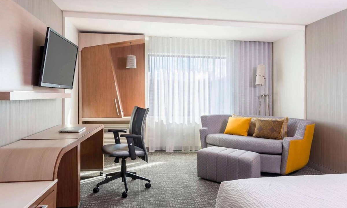 Tynecastle Hotel | Near Grandfather Mtn | Indoor Pool + Bistro