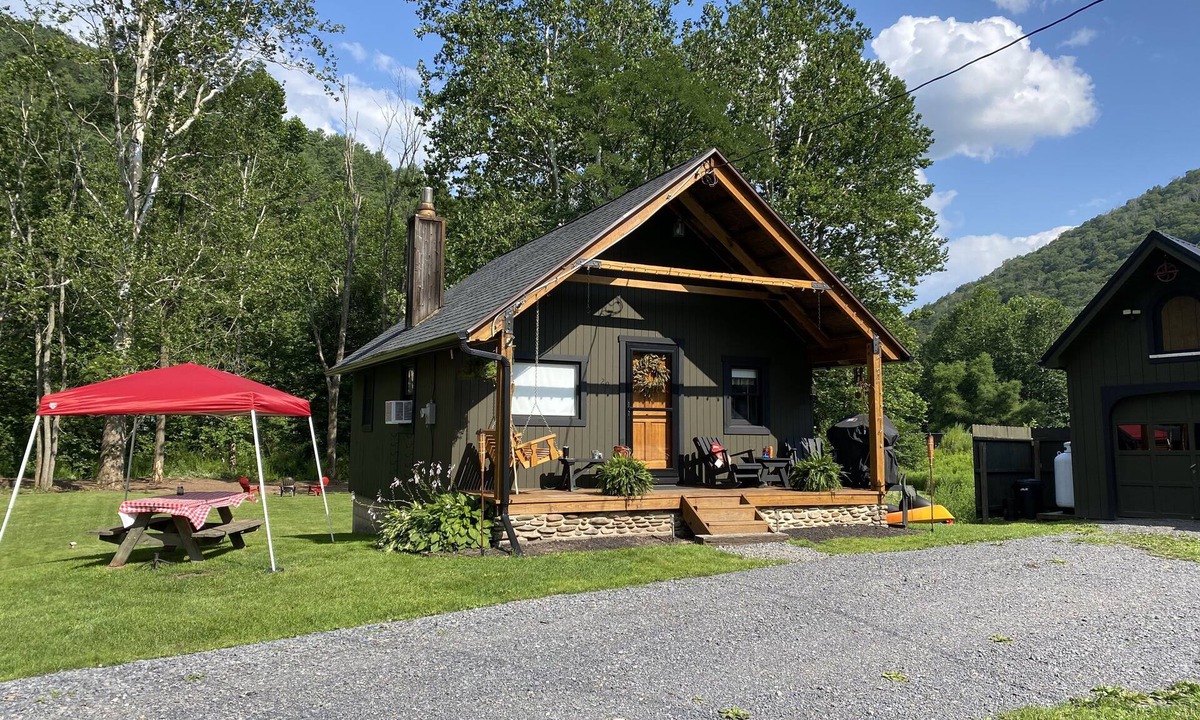 Antes Fort Cottage | Near SkiSawmill 5 mi ETAR,STAR Archery, PAWA events. On the stream!