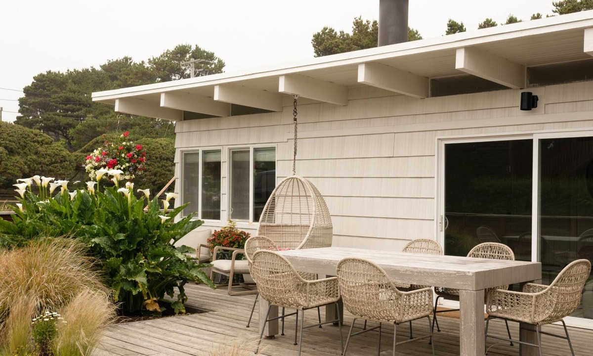 Neskowin Cottage | New! Cutest Cottage on the Oregon Coast + Hot Tub + Steps to the Beach!