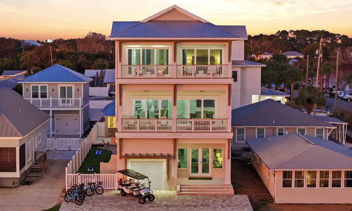 Laguna Beach House | NEW Family LUX Laguna Haven - 6 Seater LSV - Bikes - Beachfront