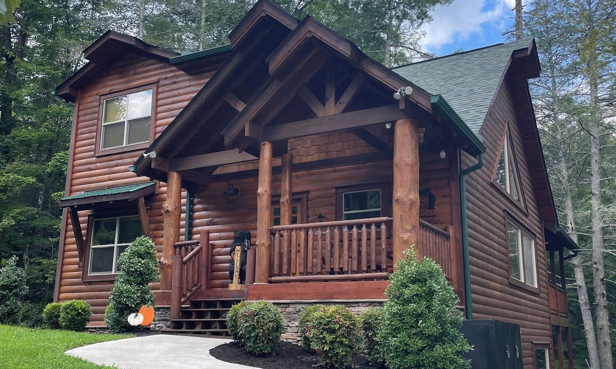 Sevierville Cabin | New Grizzly Hideaway Luxury Cabin-Cedar Falls-4 Bdrms-4.5Baths-Sleeps 12