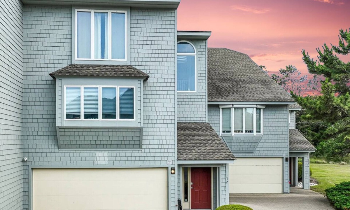 Corolla Light House | New Listing✦Walk to Beach ✦ Corolla Light Resort Pools✦ Hot Tub ✦ Bikes ✦ Kayaks