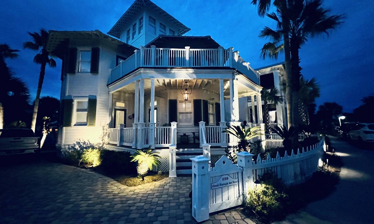 Sunnyside House | Newly Remodeled. 20 second walk to Beach walkover. Gulf views on 2nd/3rd floors!