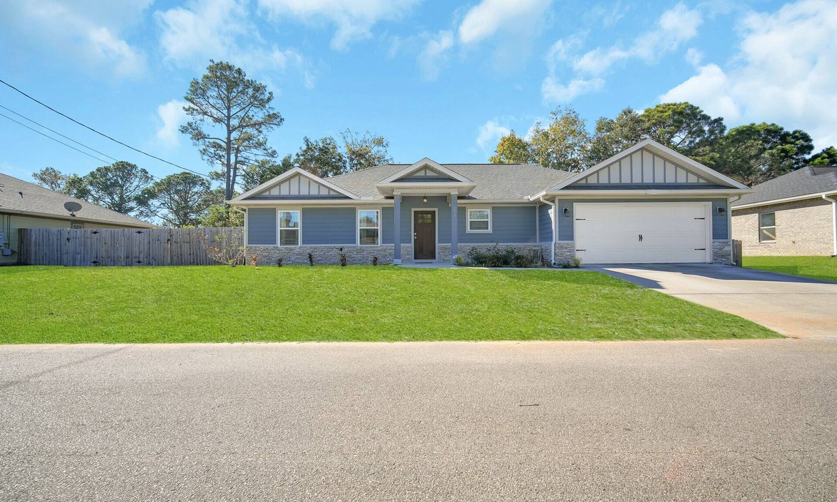 Navarre House | Nice clean 4-Bedroom home 10 mins from the beach