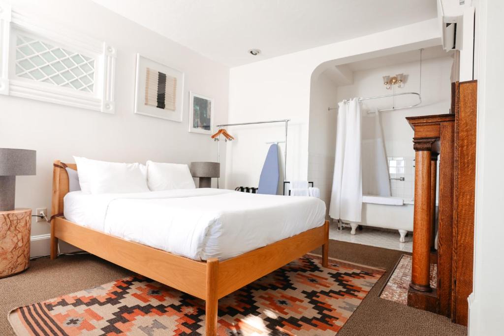 Lake Cherokee Hotel | Norment Parry by The Wellborn