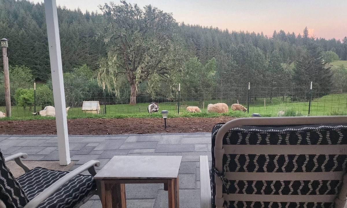 Dallas House | Oak Creek Acres 3-bedroom house on 12 acres just outside of Dallas Oregon