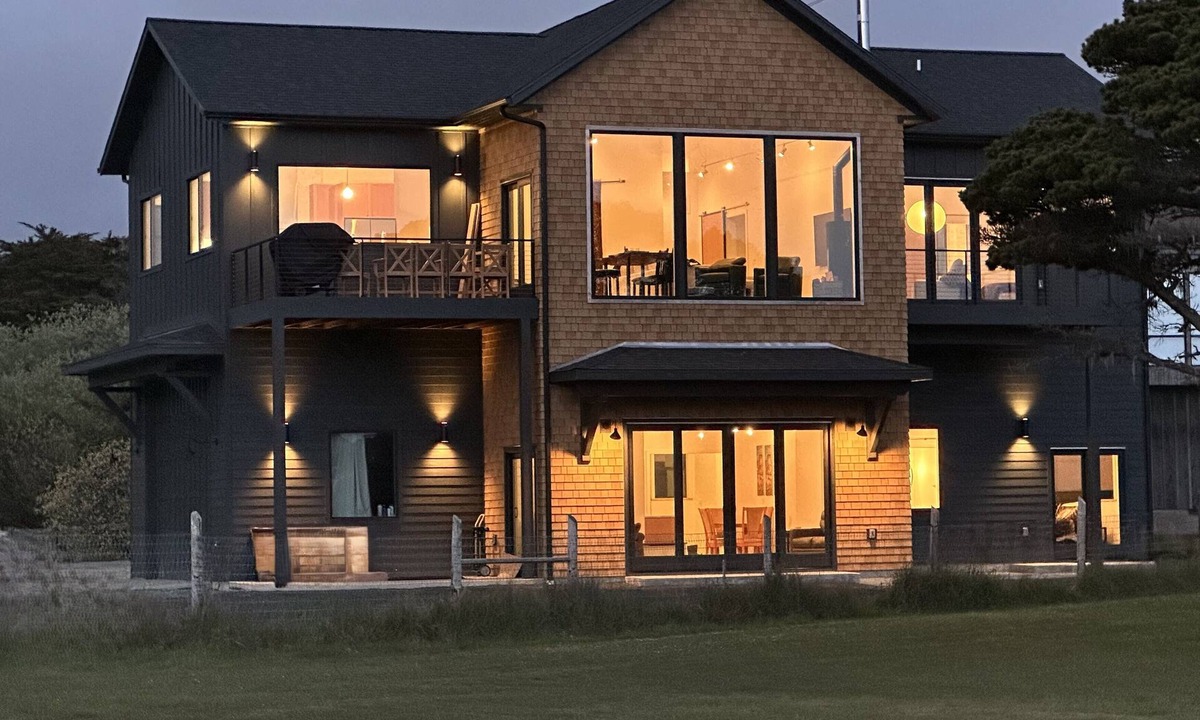 Bandon House | Ocean Front Luxury Home, 3 enSuites, Hot Tub! Pets OK! Golf! Incredible Views!