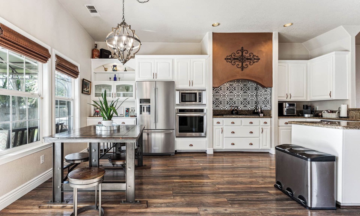 Folsom House | ¤ Old Folsom La Boheme Artist Retreat + Large Yard, Jacuzzi & Outdoor Shower ¤