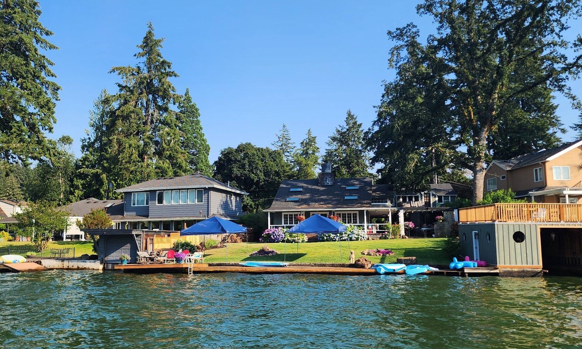Blue Heron House | ORIGINAL 1927 COZY LAKEFRONT BUNGALOW WITH WRAP AROUND PORCH