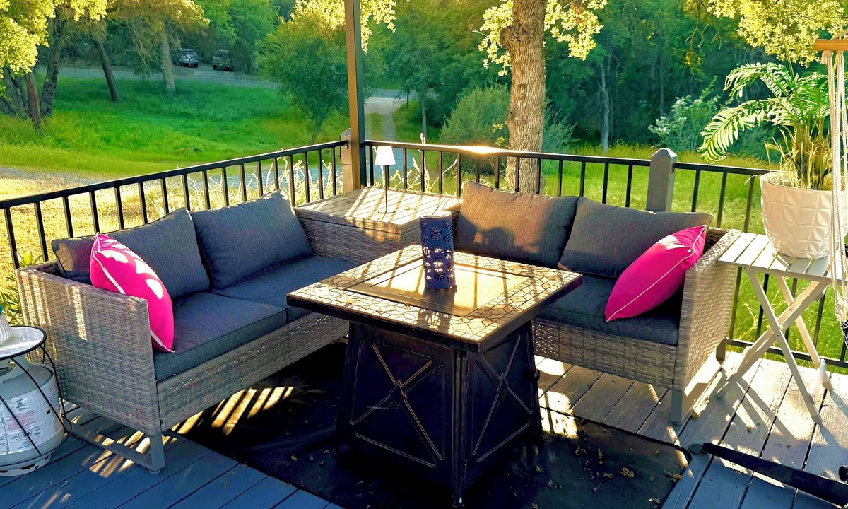Yosemite Lakes House | Peaceful Mountain retreat with HUGE deck & Hot tub! Just 40 min to Yosemite gate
