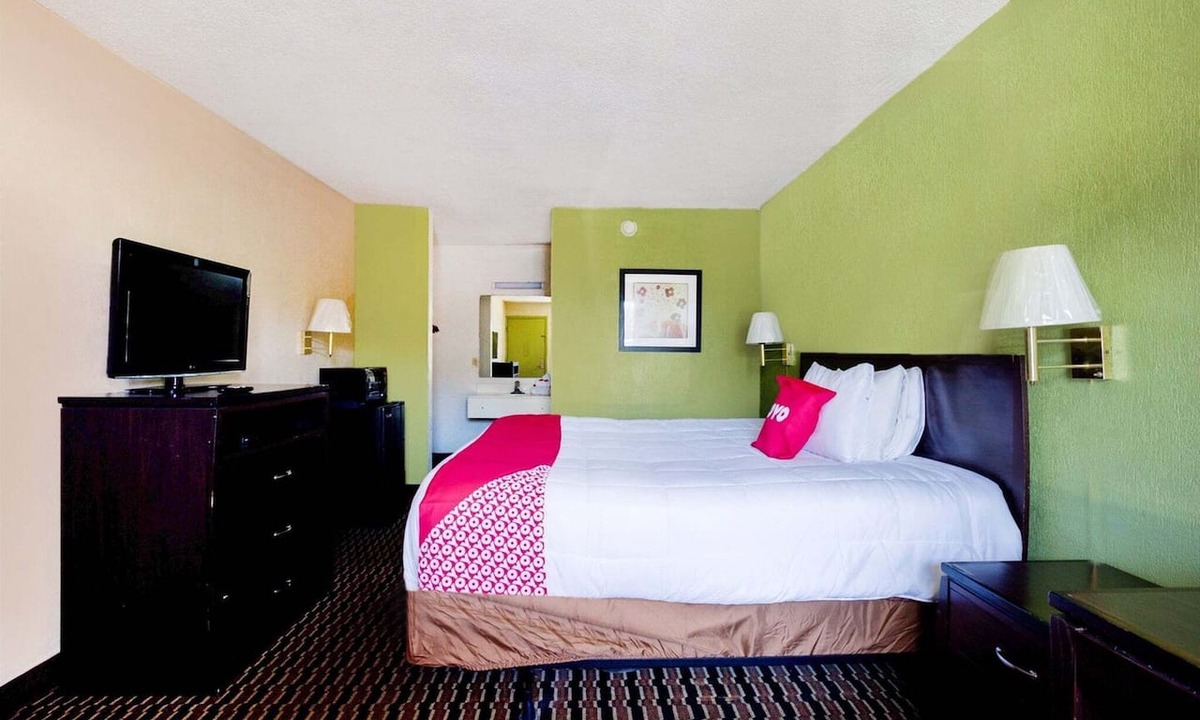 Northwest Pensacola Apartment | Pensacola FL | King Bed