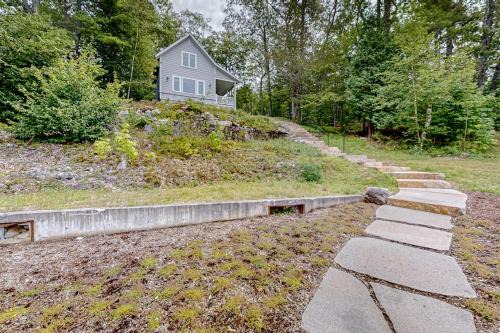 Westport House | Periwinkle Cottage | Sunny cottage in Westport Island overlooking the river