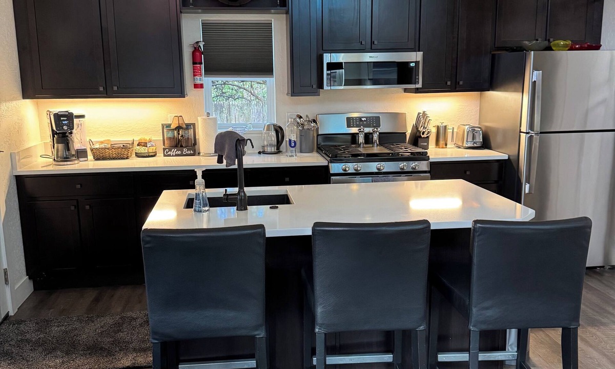 Eugene House | Pet Friendly Tiny Glass House Close To The Airport and Downtown
