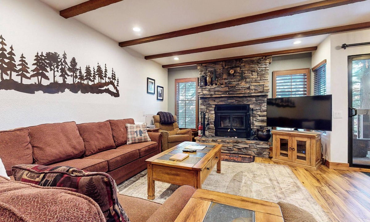 Mammoth Lakes Condo | Pet-Friendly, Updated Décor. Washer/Dryer, Balcony, Short Walk to The Village