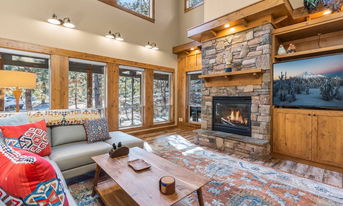 RiverWild House | Pine House Retreat ~ New Furniture ~ Community Hot Tub ~ Close To Trails
