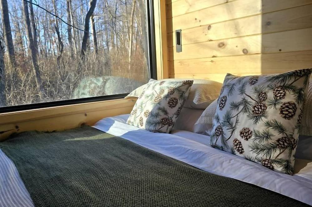 Quakertown Cabin | Pine: Serene Tiny House Nestled in the Woods in Quakertown for a Romantic Glamping Getaway in Pennsylvania