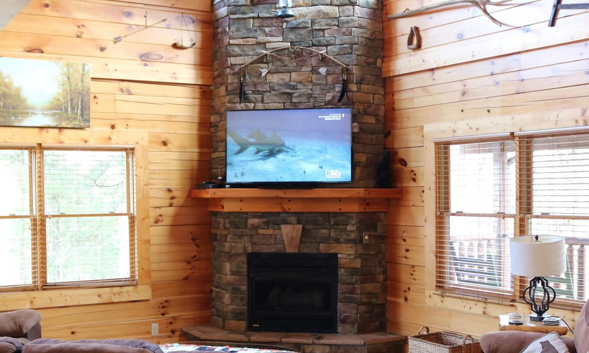 Pigeon Forge Cabin | Pool in back! -2x King Suites -120in Projection -Pool Table -HotTub -Easy Access