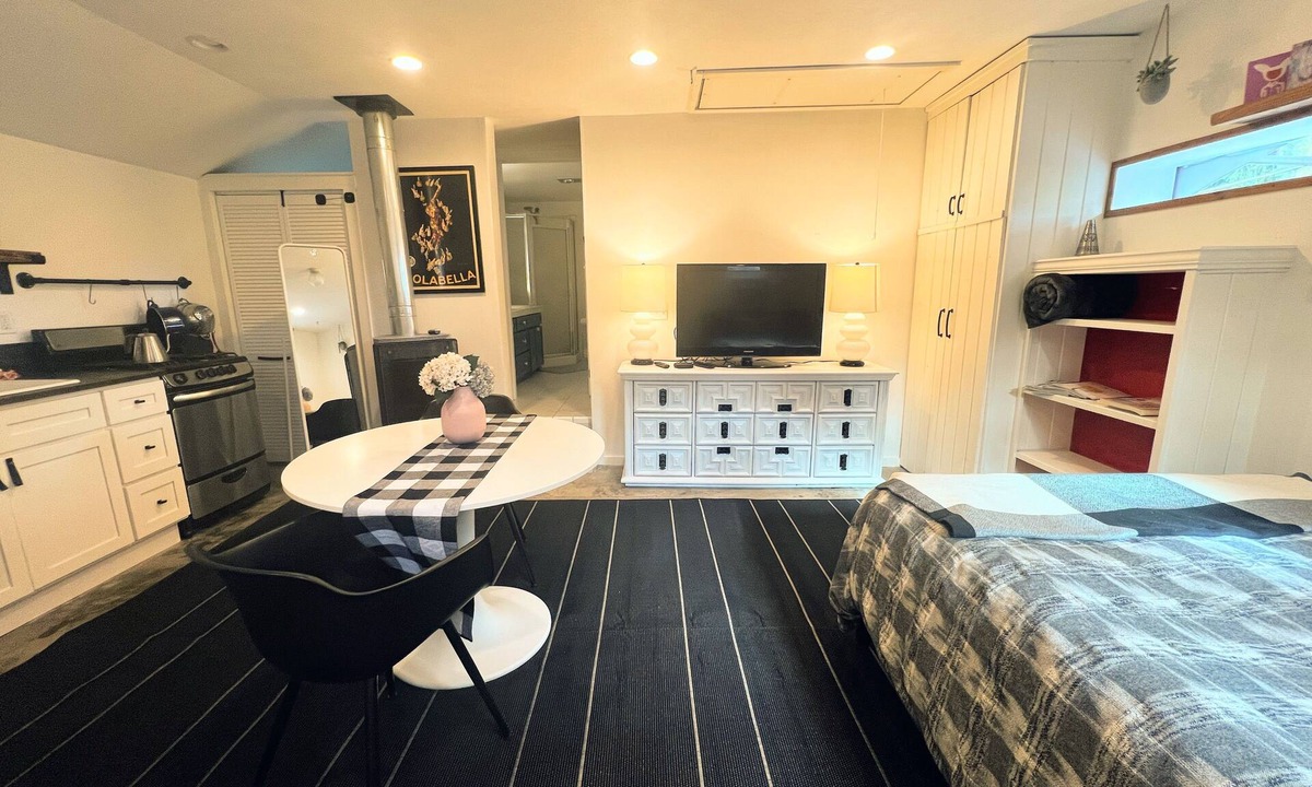 Cedar Hills Apartment | Private Cozy Garden Studio Retreat - Near Downtown, Gardens & Forest Park