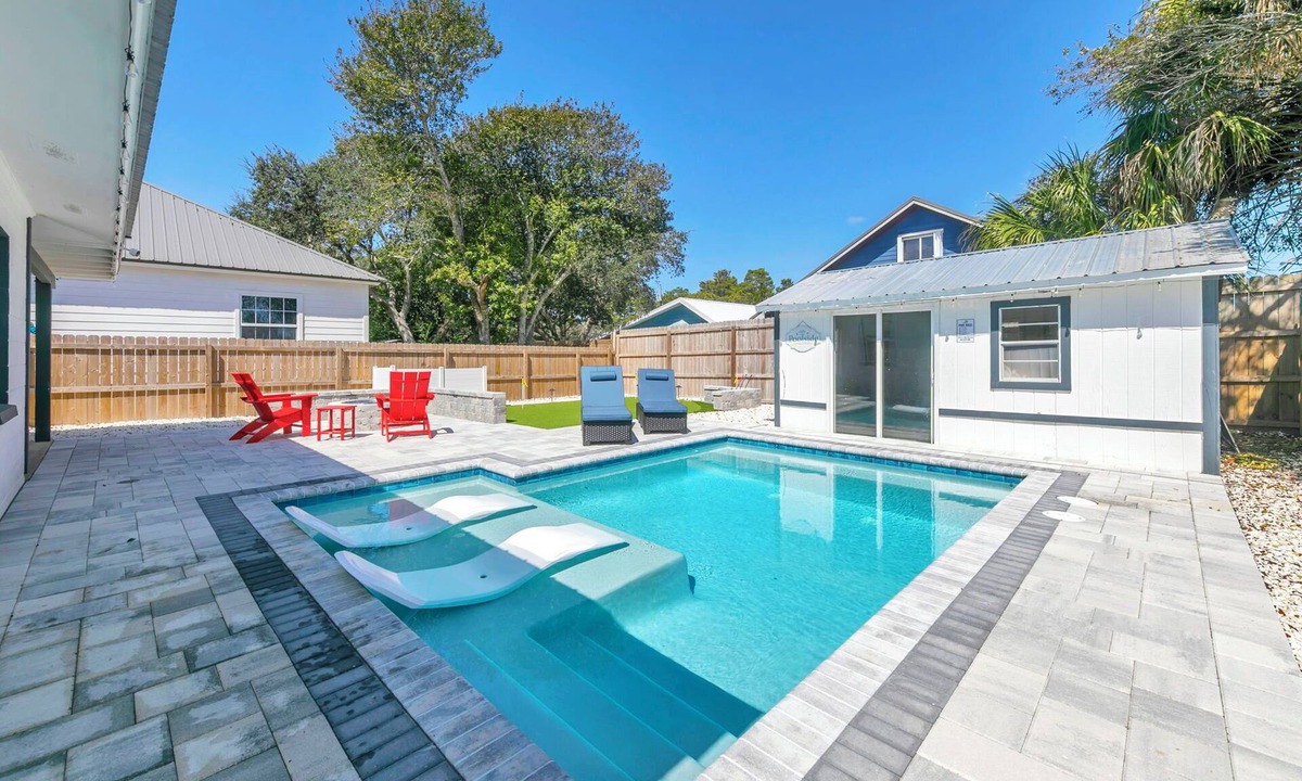 Riviera Beach House | 🏰🌴Private Heated Pool, Putting Green | .5 Mile to Beach | The White Sandcastle