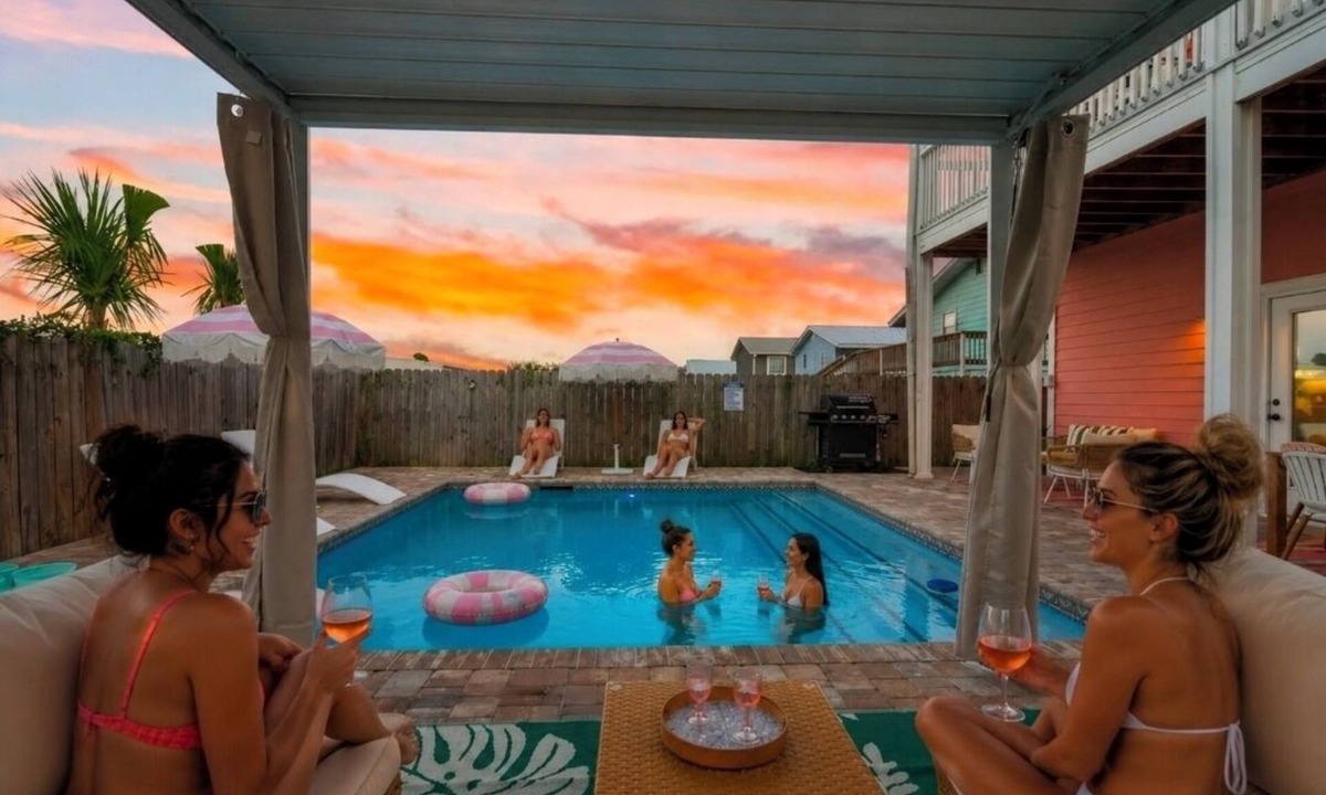 Holiday Beach House | Private Pool - Arcades - Pergola -1 block to beach