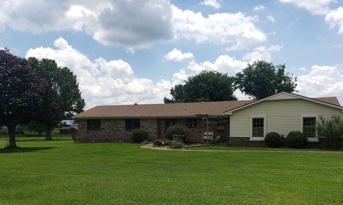 Springdale House | Quaint country setting close in! Sits on 5 acres in Elm Springs