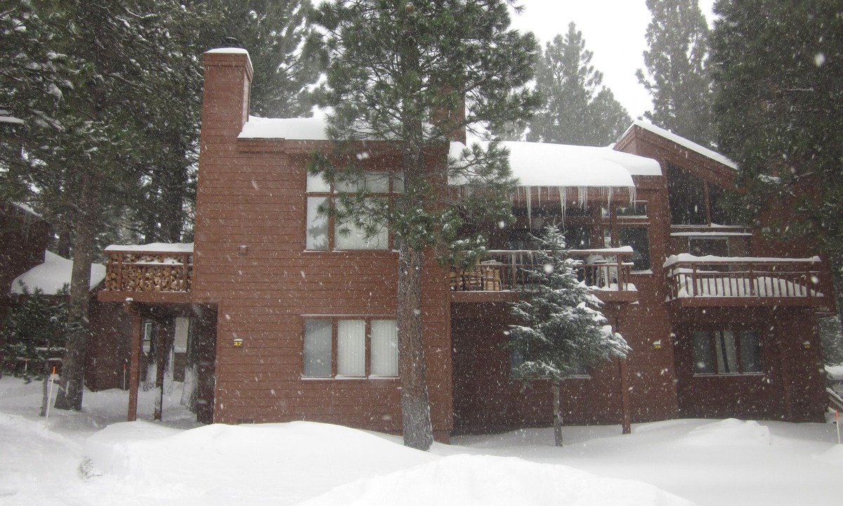 Mammoth Lakes House | Recently Remodeled Townhome-Easy Access to Skiing/Hiking, Shopping & Restaurants