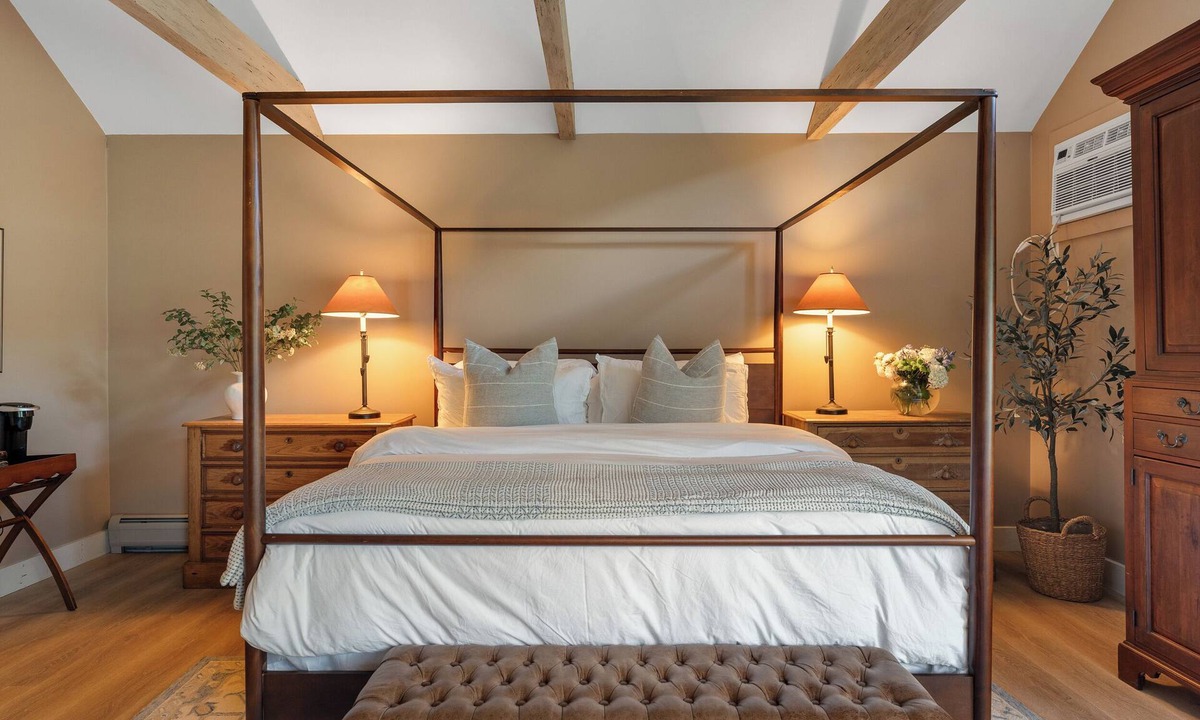 Mendon Apartment | Red Clover Majestic King Suite near Killington