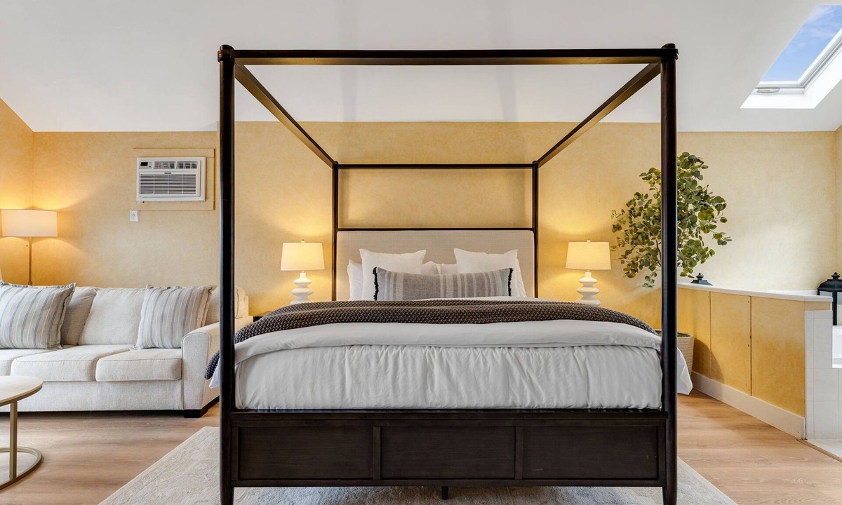 Mendon Apartment | Red Clover Romantic King Suite near Killington