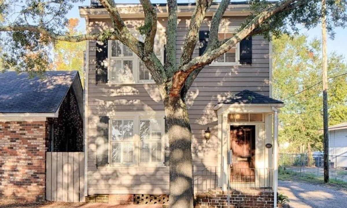 Historic District - North House | REDUCED RATES FOR SUMMER C 1821- 3 BR-2.5 bath SECURE PARKING. Walk to all!