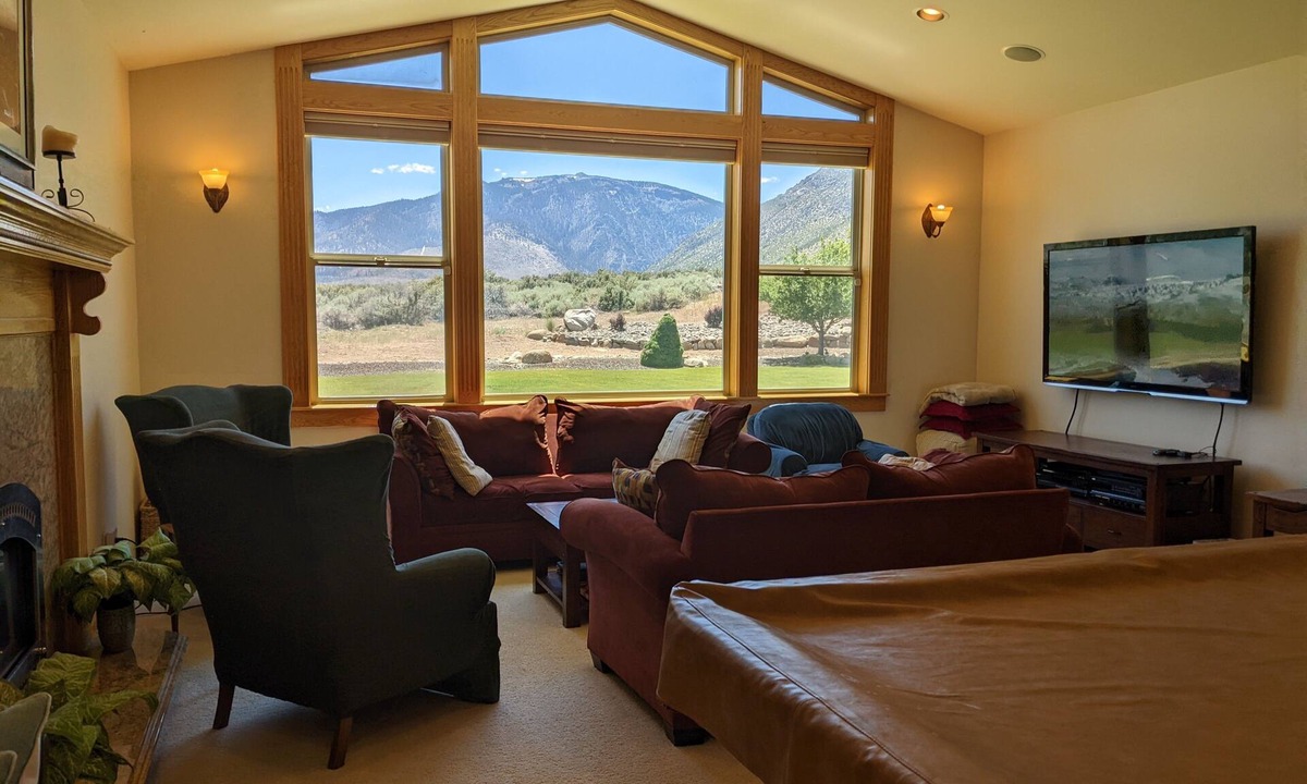Mesa Vista House | Relaxing Sierra Sunrise Family Getaway w/EV Level 2 Charger - 4 bdrm 3 1/2 bath