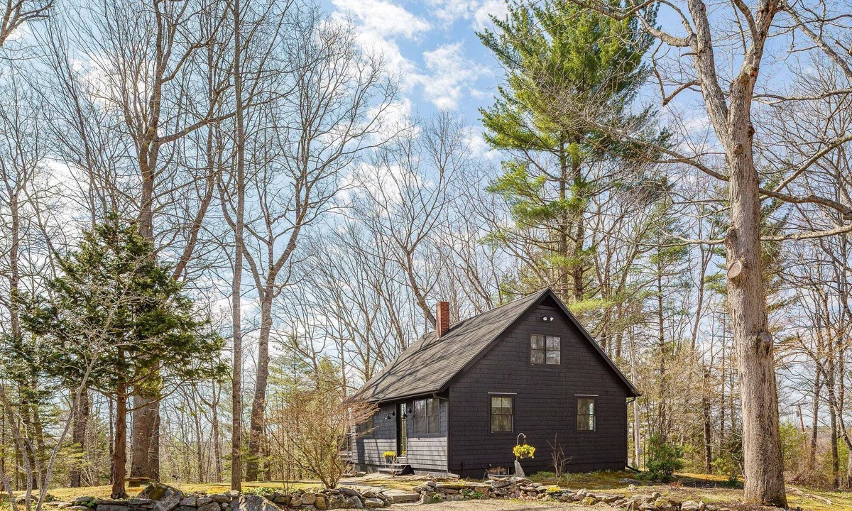 Belfast House | Renovated woodland home with lovely deck & firepit - minutes to Swan Lake
