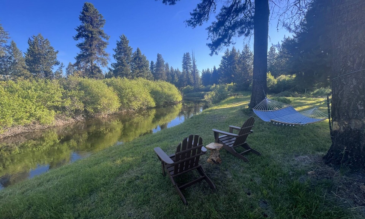 Three Rivers Cabin | River Front House -20 min to Bend -25 min to Mt Bachelor - Sleeps 12