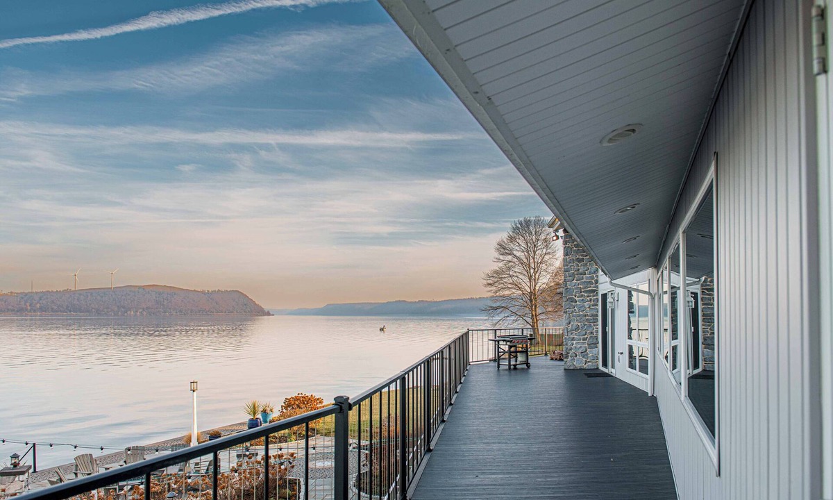 Wrightsville House | Rivers Edge Unique Kids Playroom + Stunning Water Views + Hot Tub