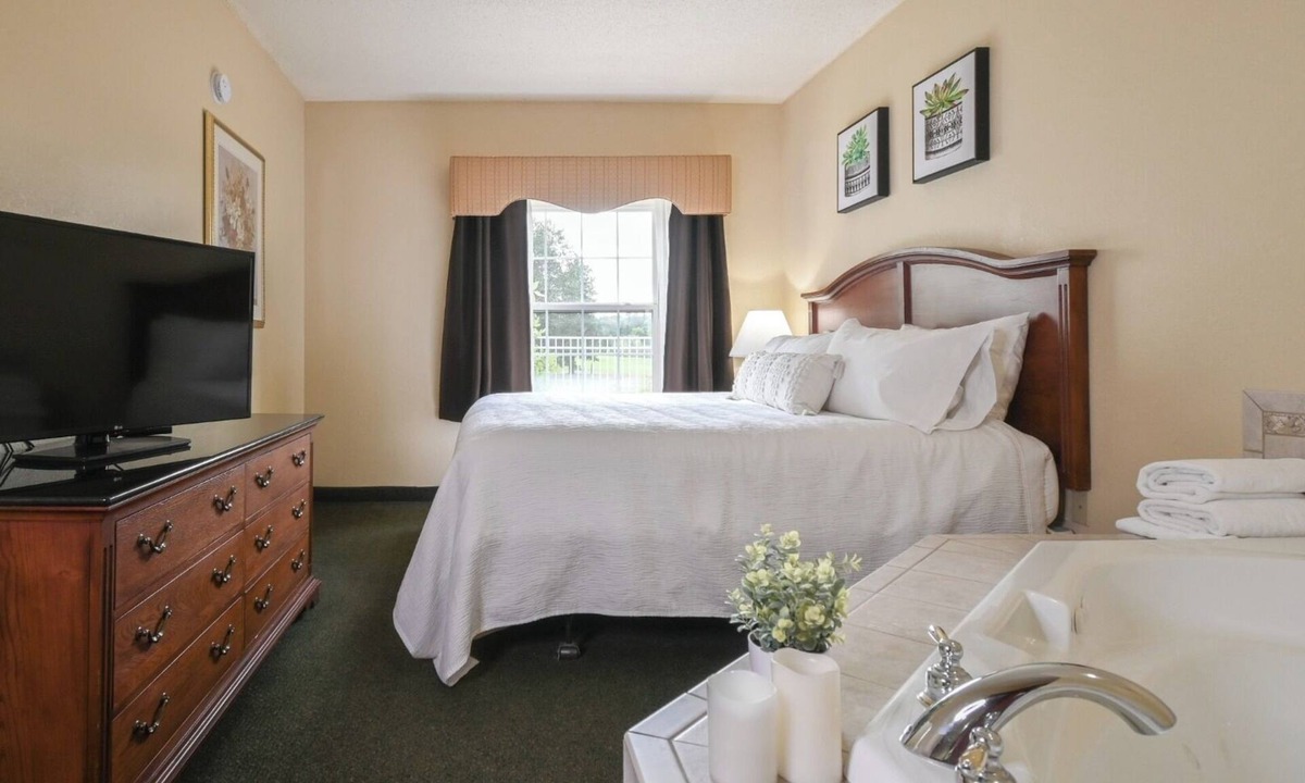 Pembine Hotel | Romantic Riverside Escape | Pool, Spa & Golf at The Four Seasons Island Resort!