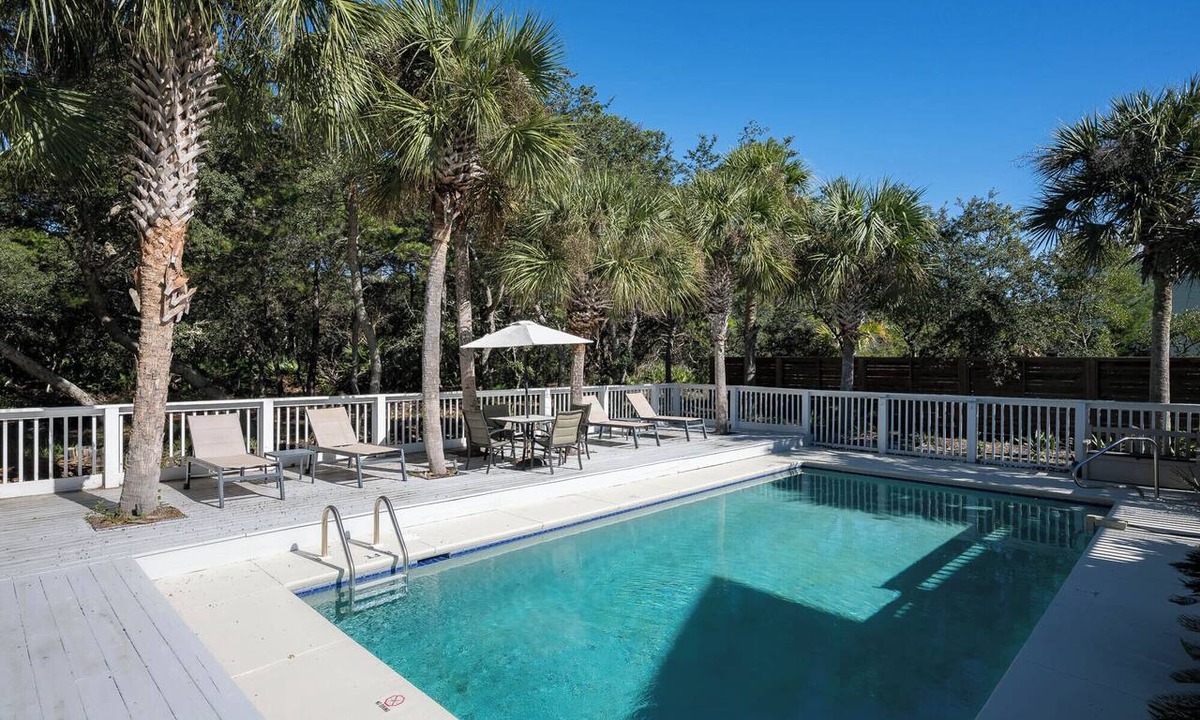 Gulf Trace House | SALE~"Gindarra"~Dog Friendly~Gulf Trace~Heated Pool~Beach Gear and Access