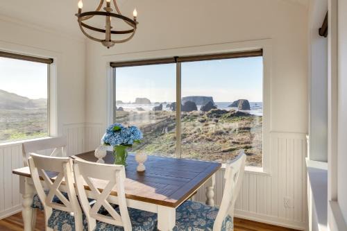 Bandon House | Scenic Bandon Vacation Rental w/Beach Access!