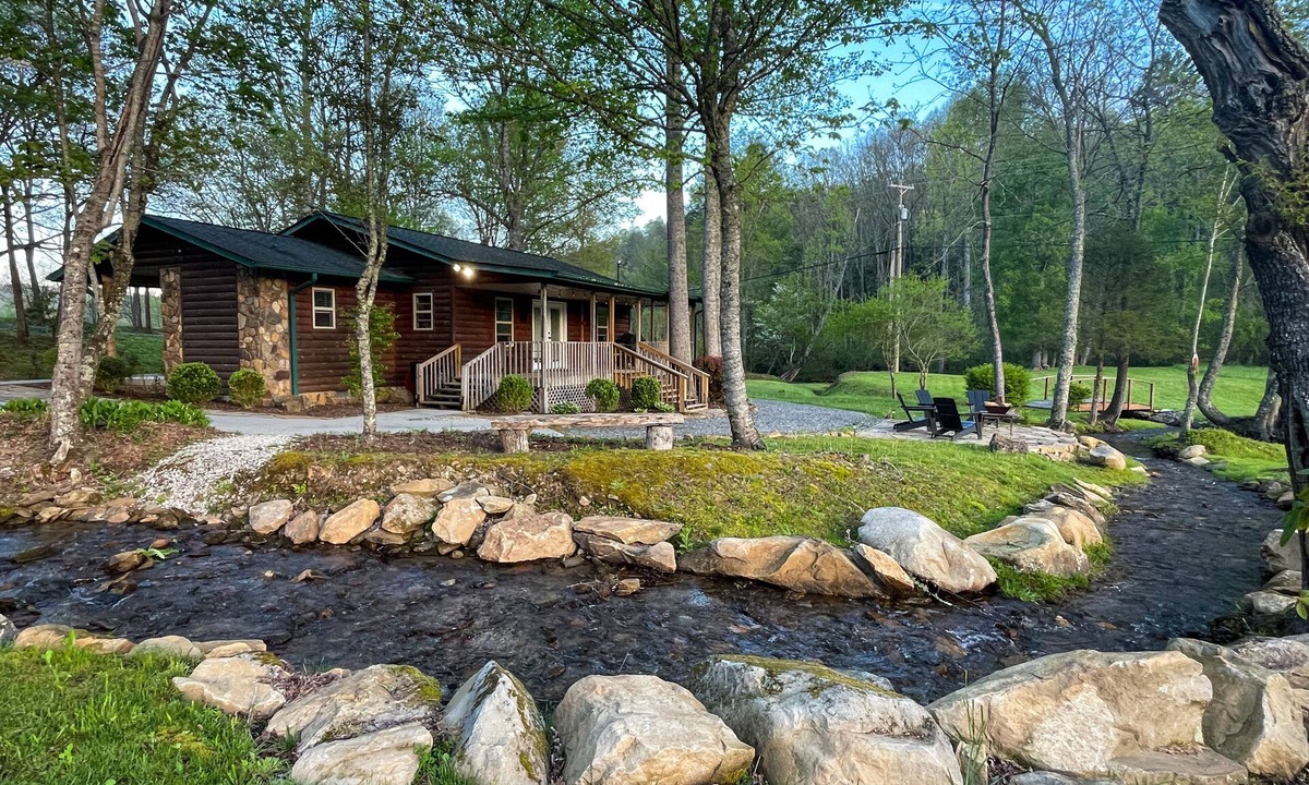 Robbinsville Cabin | Secluded Creekfront Cabin Mountain Views. Easy Access for Cars/Cycles Near TOTD