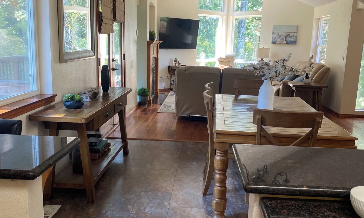 West Salem House | Serene Heaven! NW Salem 3 bedroom, 2 bath, takes pets, portable air conditioning