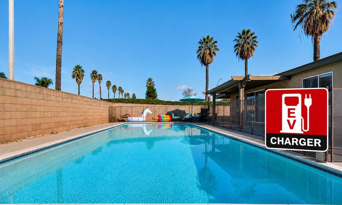 Riverside House | Shalimars Serenity, Spacious Pool with Jacuzzi, Games, Massage Chair, EV Charger