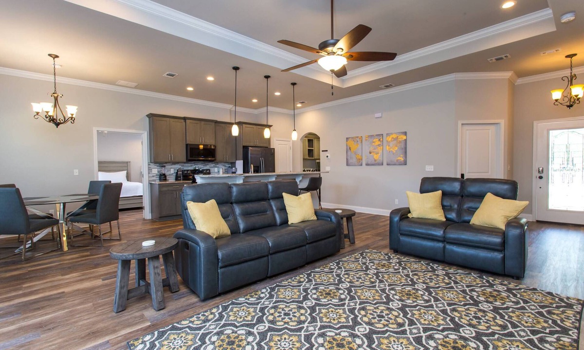 Mary Esther House | Snowbird friendly rate | Next to Hurlburt | Between Navarre & FWB | Pet Friendly | Fenced Yard